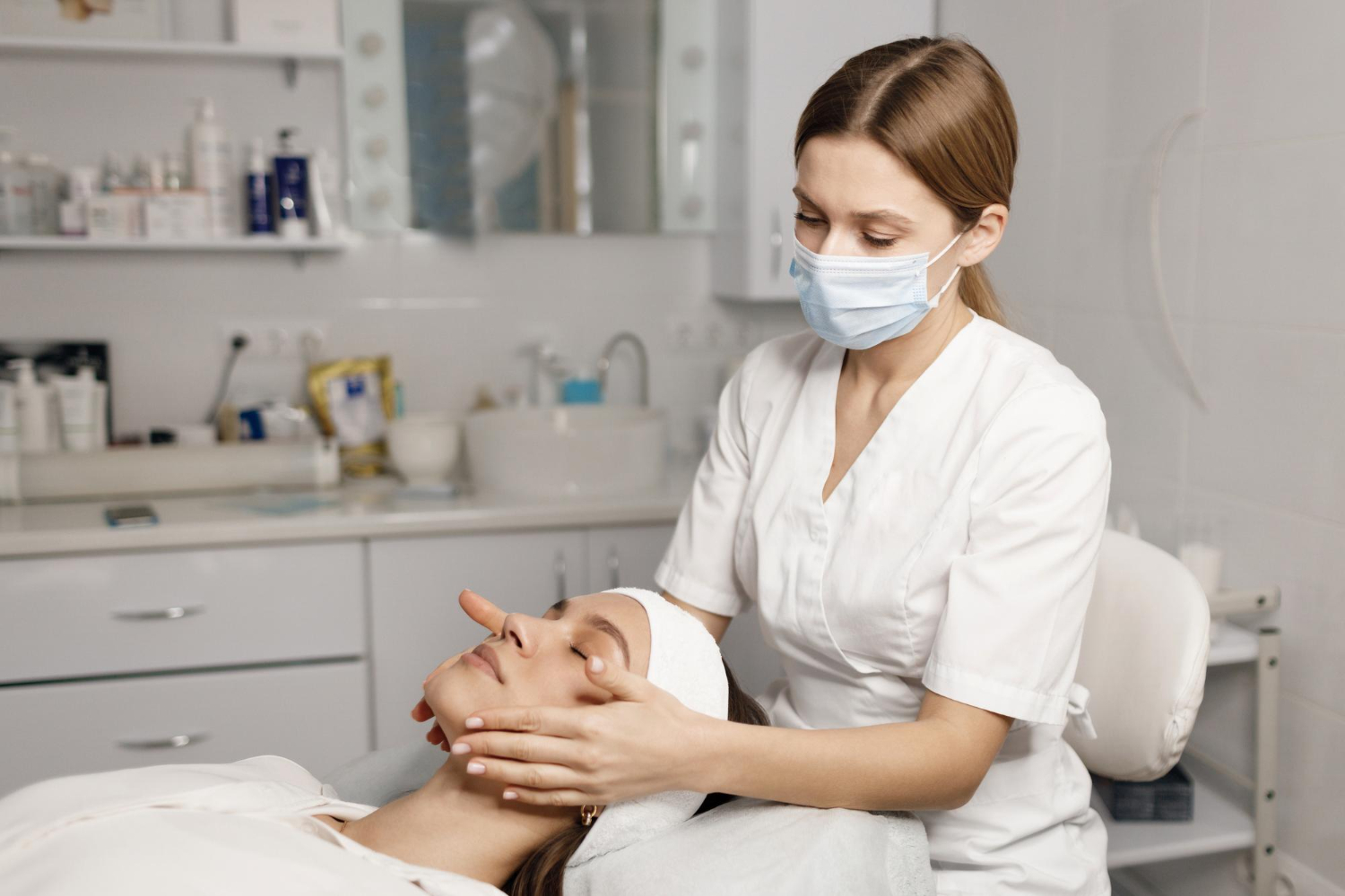 Hidratare în profunzime și întinerire facială fără durere cu Intraceuticals Bistrița la Institut Cla